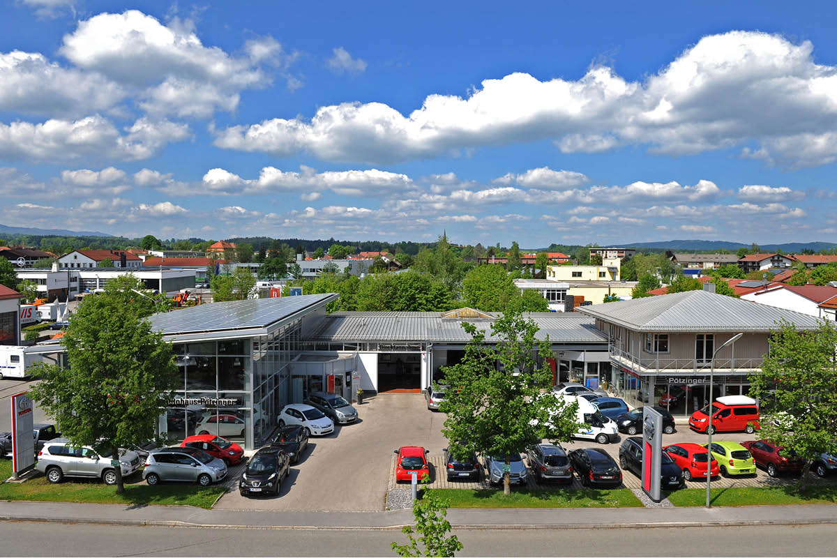 Das Bild zeigt eine Luftaufnahme von dem Autohaus Pötzinger