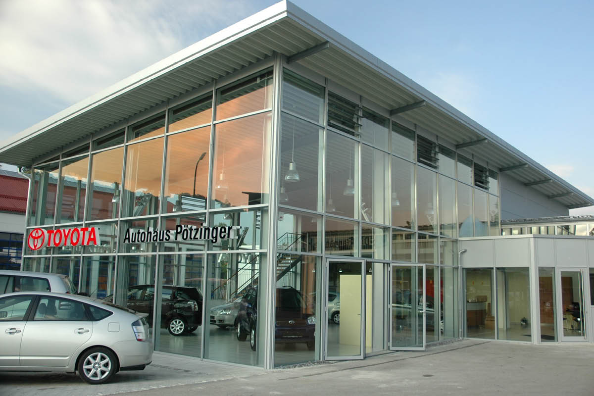 Das Bild zeigt das Verkaufsgebäude von Autohaus Pötzinger
