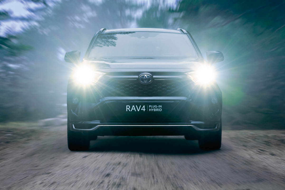 Toyota RAV4 Plug-in Hybrid bei dem Abendlicht